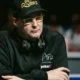 Phil Hellmuth vakana pokeripöydän ääressä