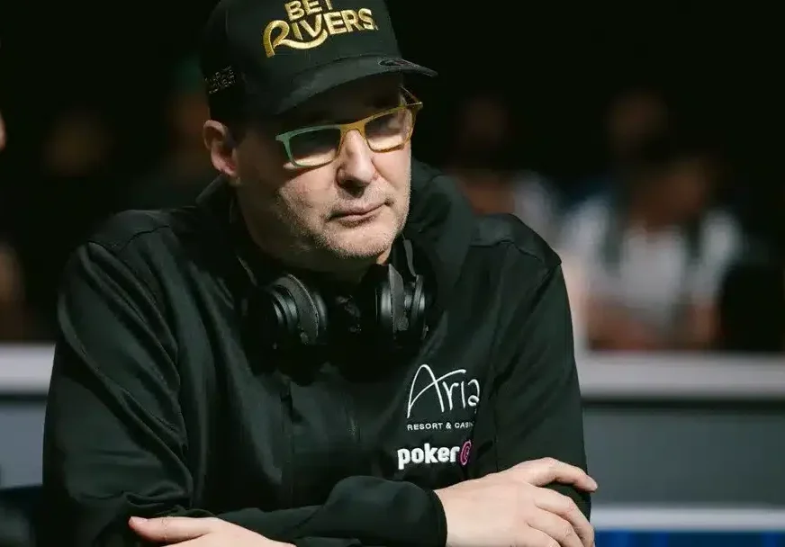 Phil Hellmuth vakana pokeripöydän ääressä