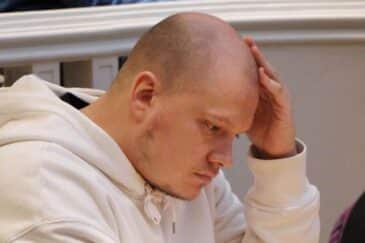 Ilari Sahamies istuu kaljuun päähänsä nojaillen mietiskelemässä elämää valkoisessa hupparissaan.