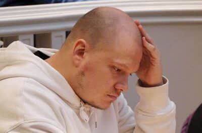 Ilari Sahamies istuu kaljuun päähänsä nojaillen mietiskelemässä elämää valkoisessa hupparissaan.