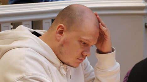 Ilari Sahamies istuu kaljuun päähänsä nojaillen mietiskelemässä elämää valkoisessa hupparissaan.