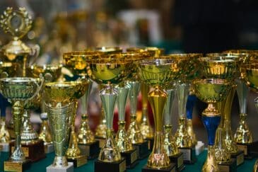 Erilaisia kultaisia pokaaleja rivissä nettipokeri.comin Pokerigaalan kunniaksi