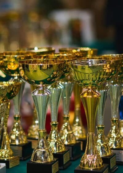 Erilaisia kultaisia pokaaleja rivissä nettipokeri.comin Pokerigaalan kunniaksi