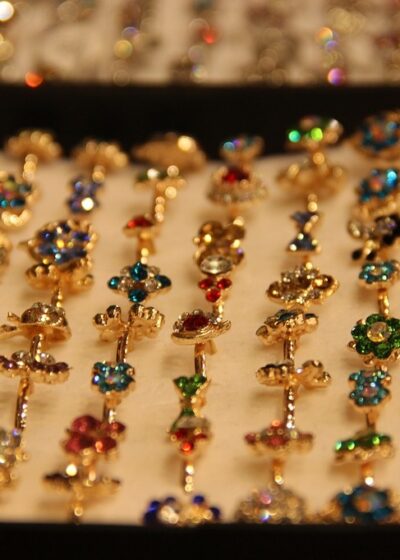 Kultasormuksia timanteilla valtava määrä rivissä