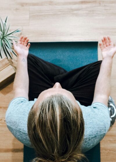 Meditoimassa oleva nainen