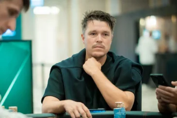 Eelis Pärssinen mustassa paidassa vihreäsävyisessä pokerisalissa