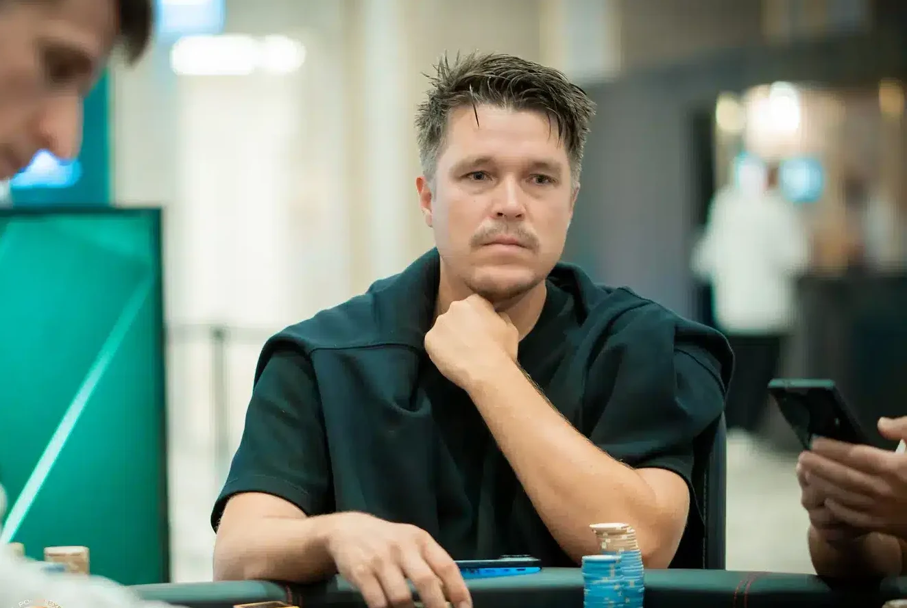 Eelis Pärssinen mustassa paidassa vihreäsävyisessä pokerisalissa