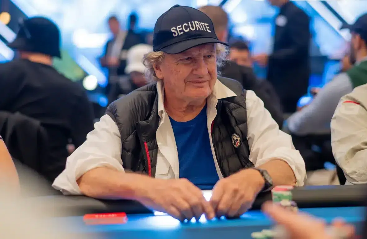 Ranskalainen Jean-Noel Thorel pokeripöydässä lippalakiki päässään