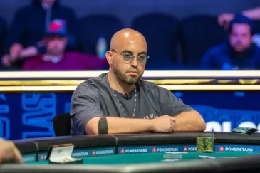 Kaljupäinen Bryn Kenney istuu vihreässä pokeripöydässä