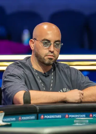 Kaljupäinen Bryn Kenney istuu vihreässä pokeripöydässä