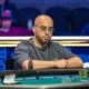 Kaljupäinen Bryn Kenney istuu vihreässä pokeripöydässä