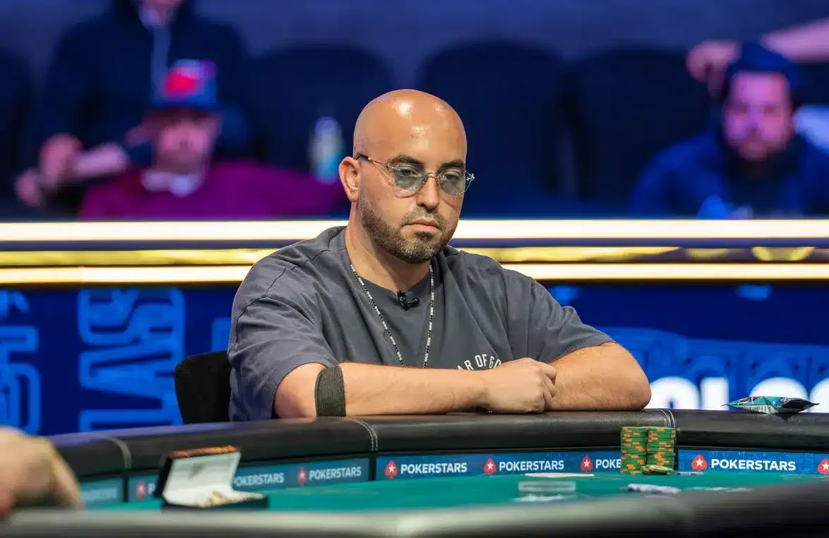 Kaljupäinen Bryn Kenney istuu vihreässä pokeripöydässä