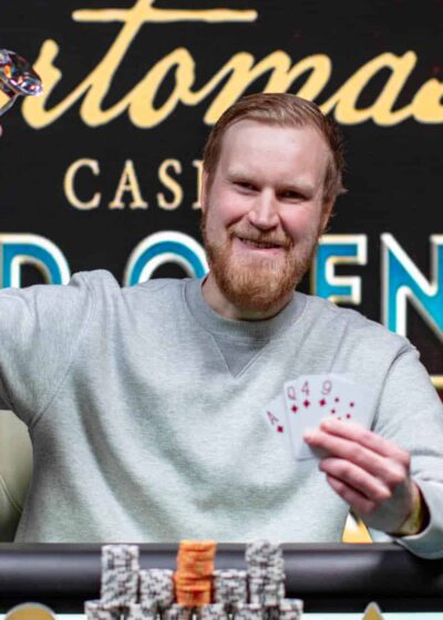 Lauri Varonen voitti Maltalla pelatun Diamonf Series PLO-turnauksen ja heiluttelee voittopokaalia