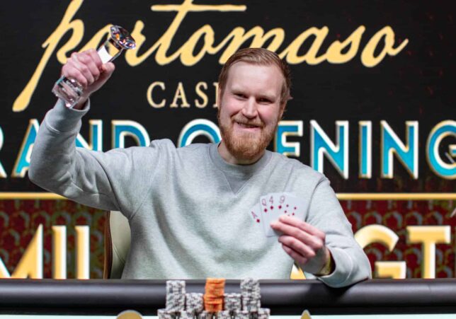 Lauri Varonen voitti Maltalla pelatun Diamonf Series PLO-turnauksen ja heiluttelee voittopokaalia