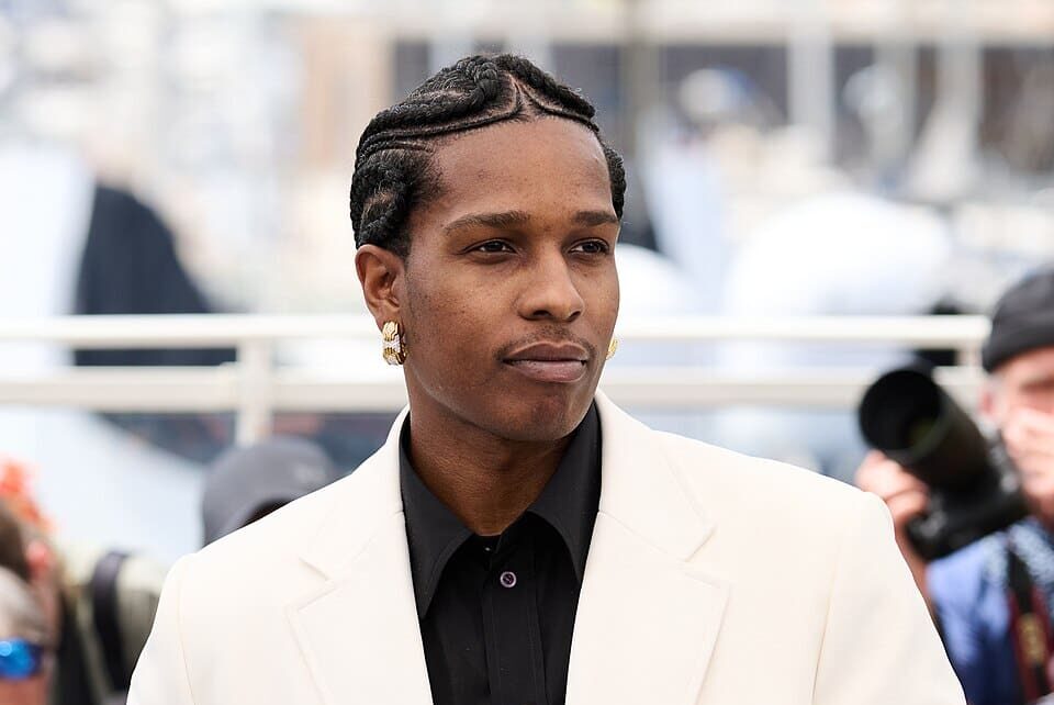 Räppäri Asap Rocky valkoinen puku päällään sotki ennustemarkkinat