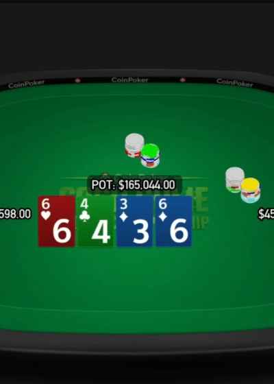 Kuvassa on vihreä internetpokeripöytä. Yläkulmassa on harmaa hupparinen mies kuulokkeet päässä.