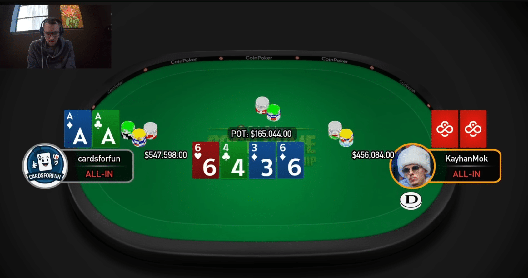 Kuvassa on vihreä internetpokeripöytä. Yläkulmassa on harmaa hupparinen mies kuulokkeet päässä.