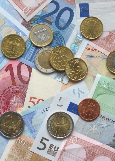 Eurokolikoita ja seteleitä kasassa levitettynä tasolle