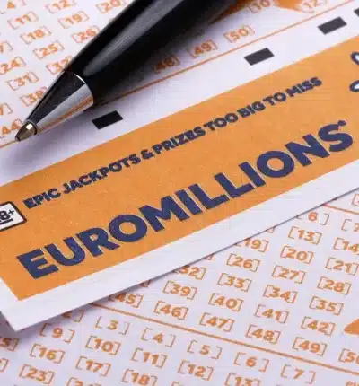 Lähikuva useista kelta-valkeista lottokupongeista.