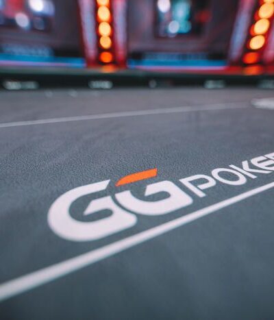 Lähikuva harmaasta pokeripöydästä, jossa on keskellä valkea GGPoker-logo