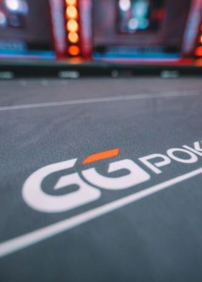 Lähikuva harmaasta pokeripöydästä, jossa on keskellä valkea GGPoker-logo