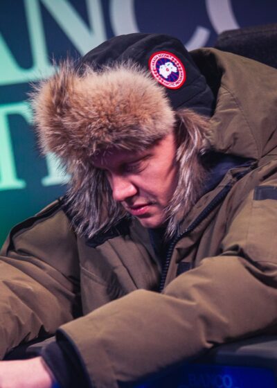 Ilari Sahamies nähtiin nettipokeri.comin Julkkispeleillä karvahatussa ja Canada Goosen takissa