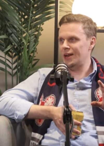 Joni Liimatta Positiossa-podcastin vieraana Sapkon huivi kaulassaan