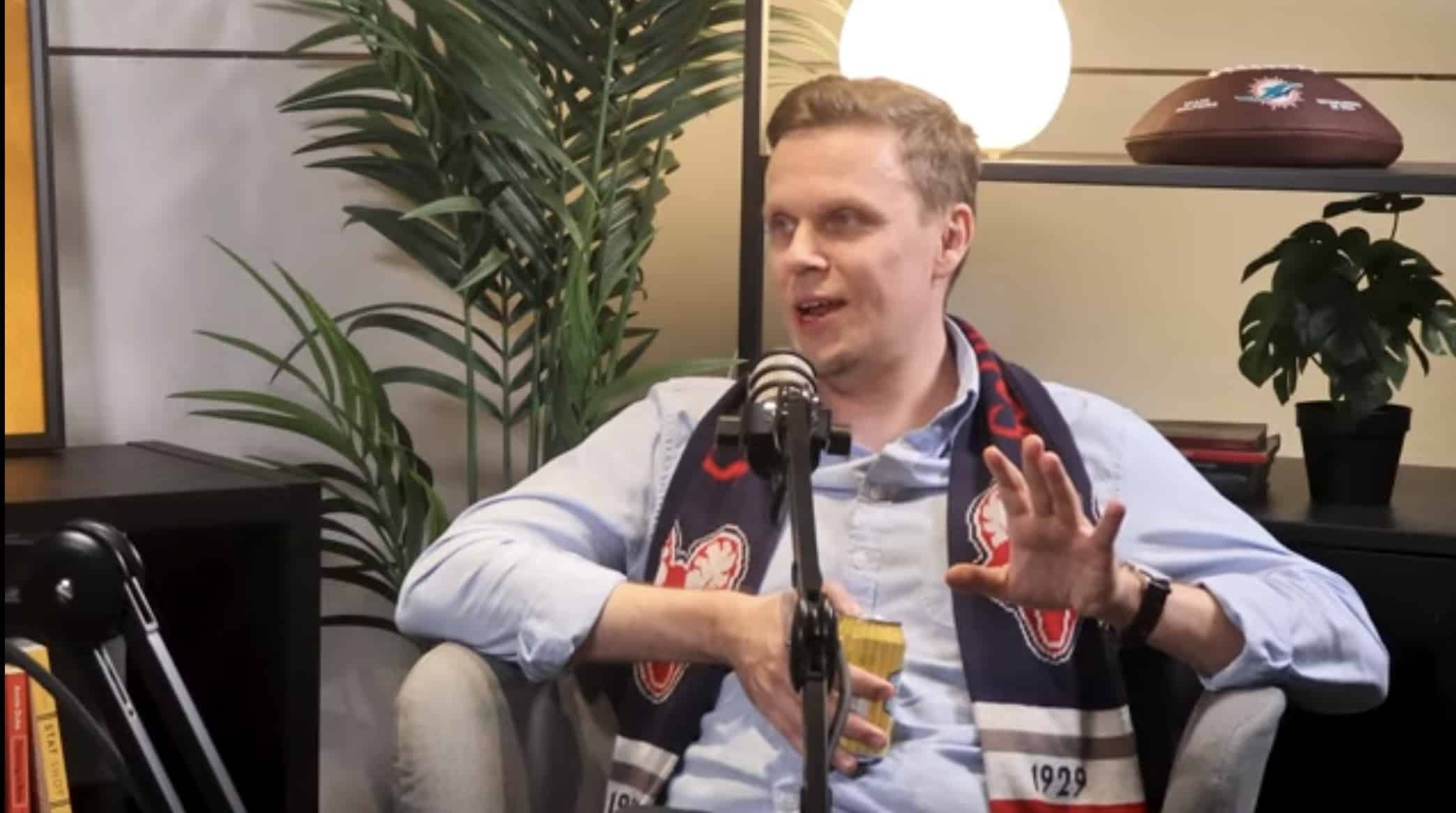 Joni Liimatta Positiossa-podcastin vieraana Sapkon huivi kaulassaan