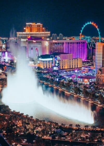 Öinen ilmakuva Las Vegasista. Keskellä suihkuaa suihkulähde ja taustalla näkyy kasinoita yövalaistuksessa.