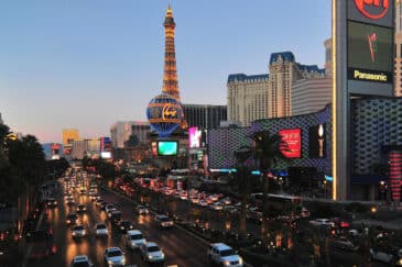 Las Vegas pääkatu Strip on pitkä katu täynnä kasinoita ja ostoskeskuksia jokaiseen makuun.