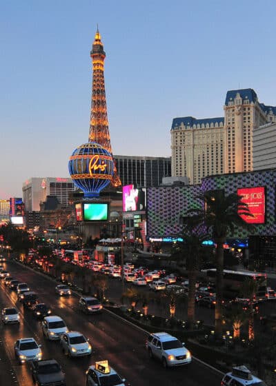 Las Vegas pääkatu Strip on pitkä katu täynnä kasinoita ja ostoskeskuksia jokaiseen makuun.