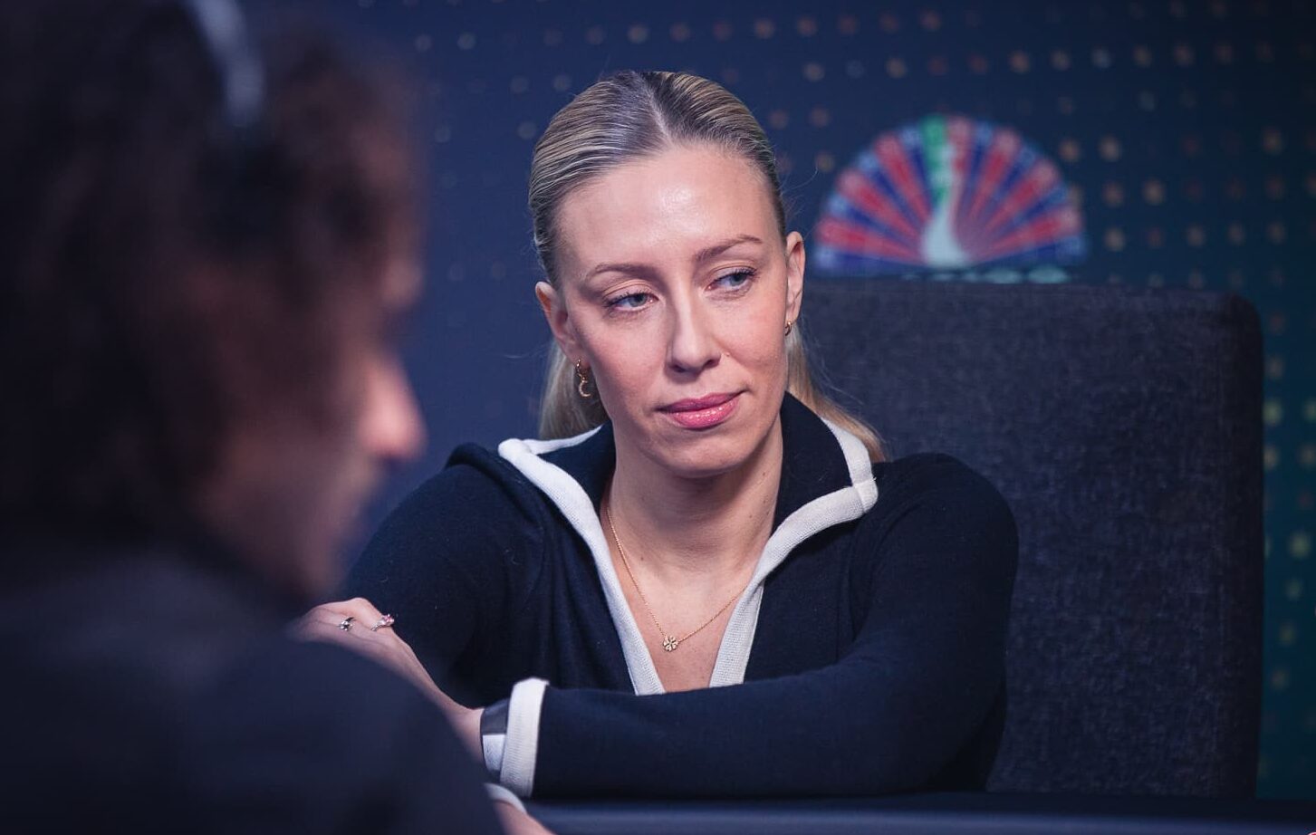 Linda Lahdenpää Banco Casinolla pelaamassa pokeria