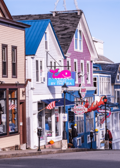 Kuvassa näkyy värikkäitä taloja tiellä, joka päättyy mereen Yhdysvaltojen Mainessa.