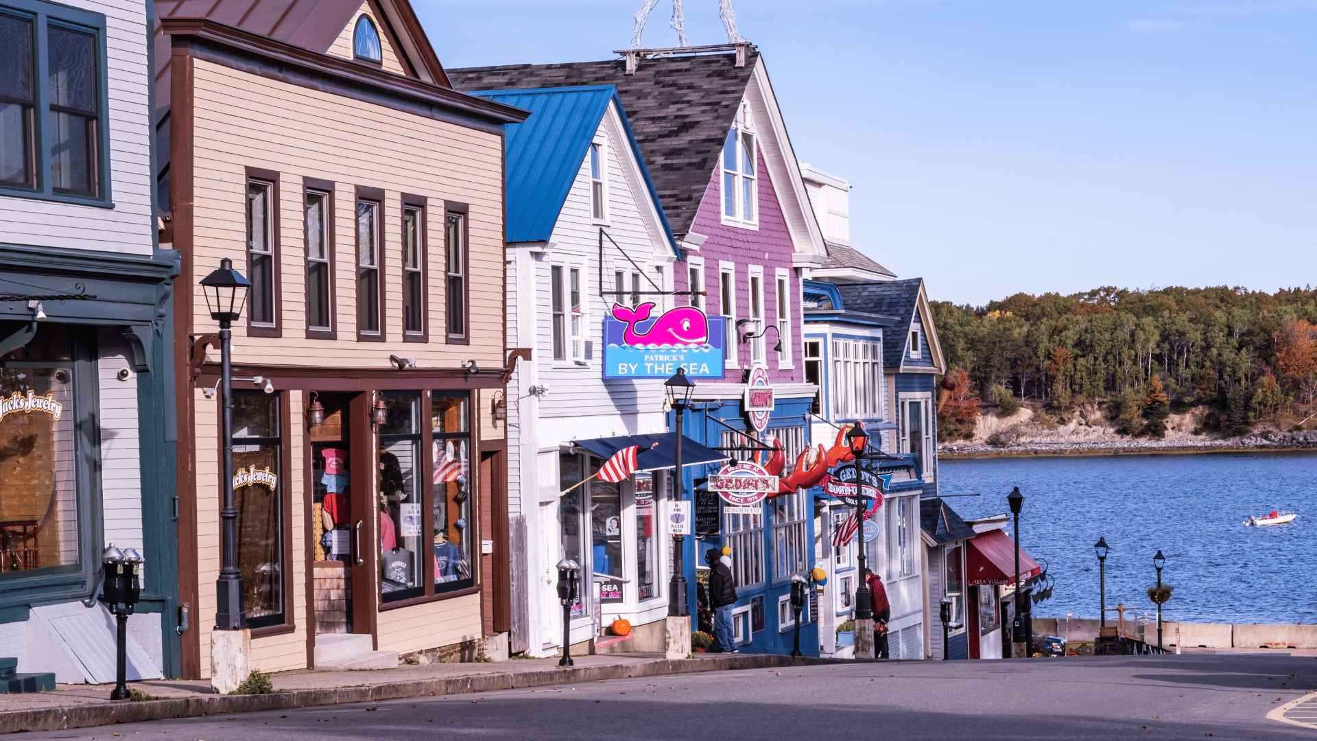 Kuvassa näkyy värikkäitä taloja tiellä, joka päättyy mereen Yhdysvaltojen Mainessa.