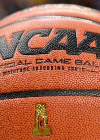 Kuvassa näkyy perinteinen oranssi koripallo ja teksti NCAA.