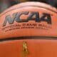 Kuvassa näkyy perinteinen oranssi koripallo ja teksti NCAA.