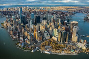 Ilmakuva Manhattanilta. Saarella on lukuisia harmaansävyisiä pilvenpiirtäjiä.