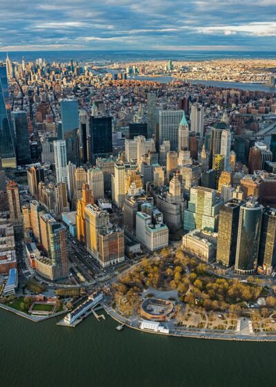 Ilmakuva Manhattanilta. Saarella on lukuisia harmaansävyisiä pilvenpiirtäjiä.