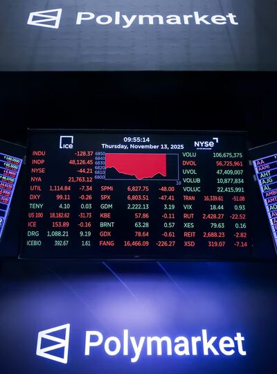 Kuvassa on monta näyttöä, joissa on paljon markkinatekstiä. Keskellä on näyttö, jossa on Polymarketin logo.