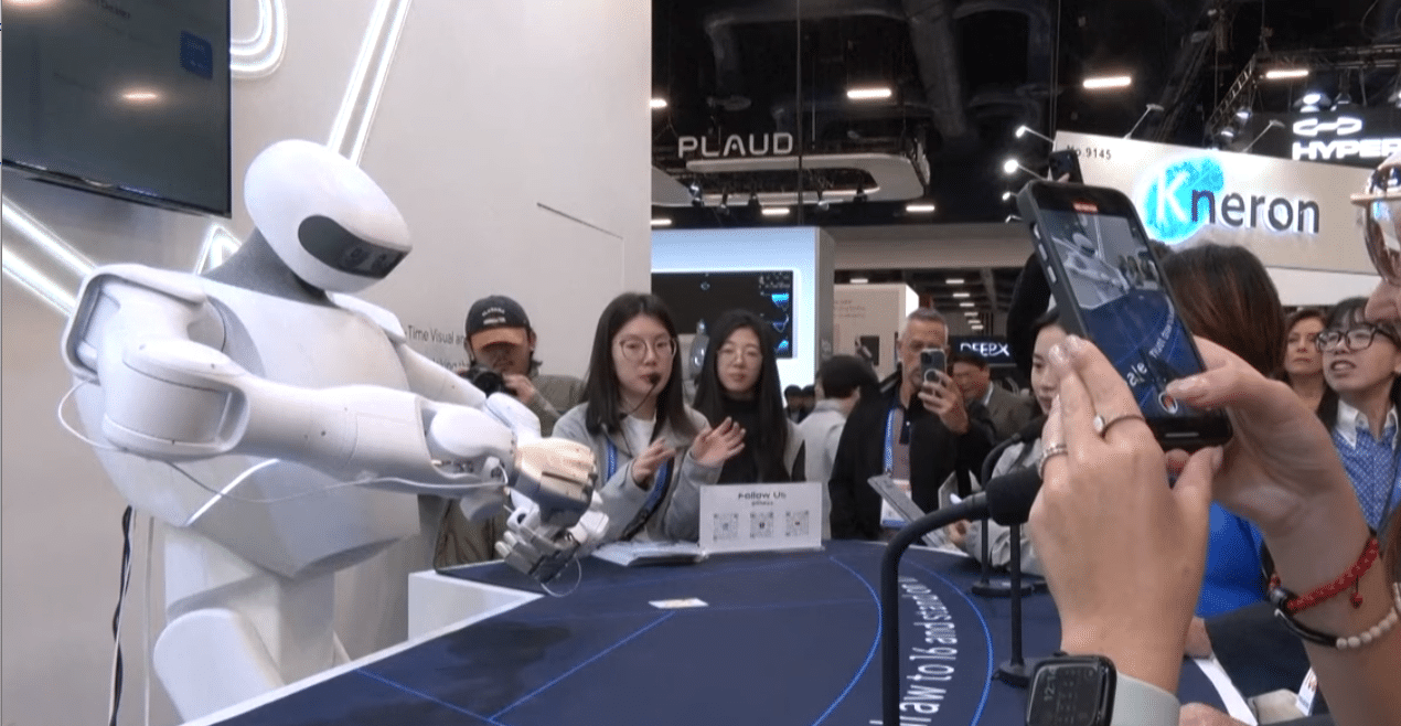 Kuvassa on valkea humanoidirobotti, joka jakaa pelikortteja pelipöydän ääressä.