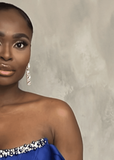 Kelly Kalonji on pokeriin hurahtanut somekaunotar sinisessä iltapuvussa harmaata seinää vasten