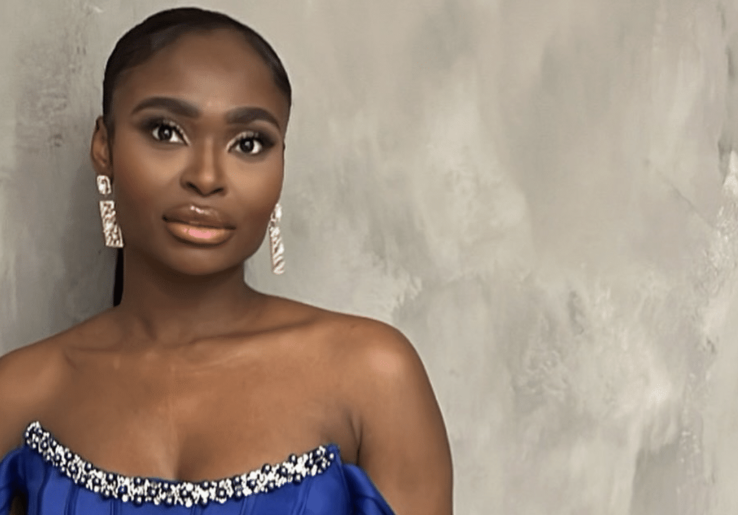 Kelly Kalonji on pokeriin hurahtanut somekaunotar sinisessä iltapuvussa harmaata seinää vasten