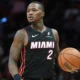 Koripallon pelaaja mustassa pelipaidassa, jonka etupuolella lukee "Miami"