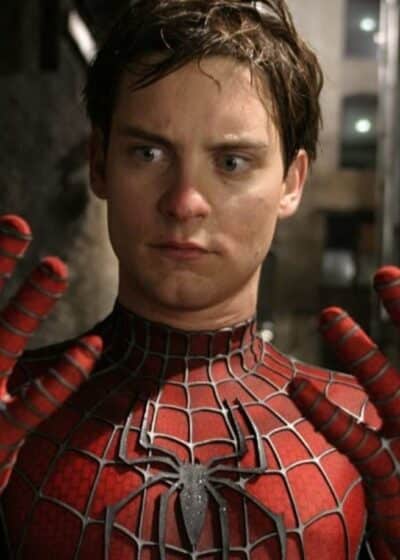 Mies katsoo hämmentyneenä käsiään, jotka ovat muuttuneet hämähäkkimiehen puvuksi.