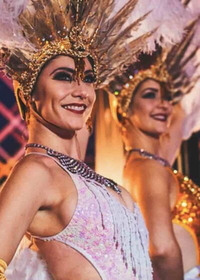 Las Vegasin "showgirl"-kaksikko, joilla on päässään vaaleita höyheniä