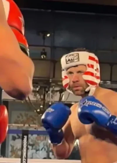 Daniel "Jungleman" Cates seisoo ilman paitaa nyrkkeilykehässä. Hänellä on päässään kypärä ja käsissään nyrkkeilyhanskat.