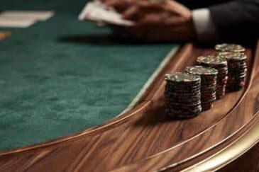 Puinen live-pokeripöytä vihreällä veralla