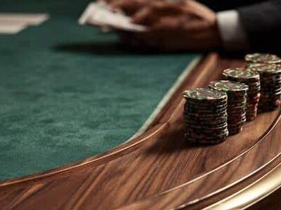 Puinen live-pokeripöytä vihreällä veralla