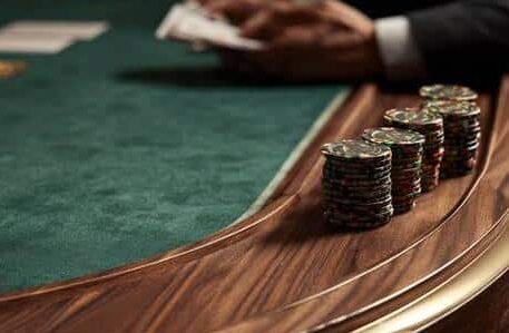 Puinen live-pokeripöytä vihreällä veralla