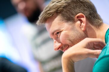 Tapio Vihakas nojailemassa rentona käteensä pokeripöydässä